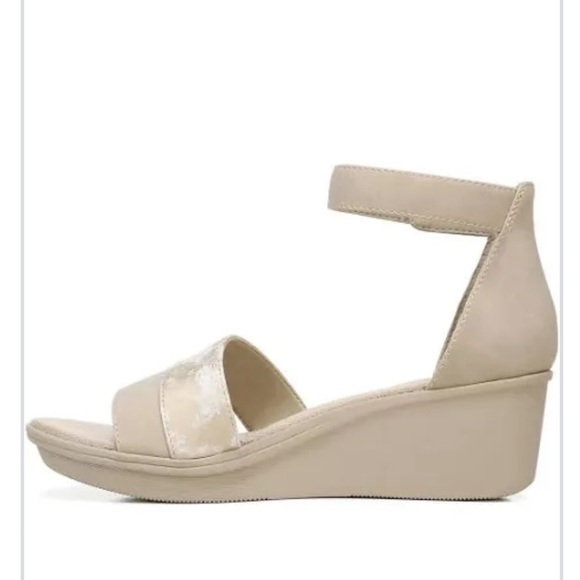 Naturalizer Women's Theron Beige/ Gold Wedge Sandals, Size 9 - Picture 2 of 13